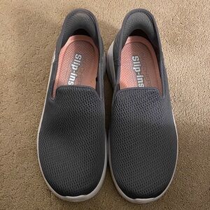 ***NWOT*** SKECHERS HANDS FREE GO WALK SLIP-INS